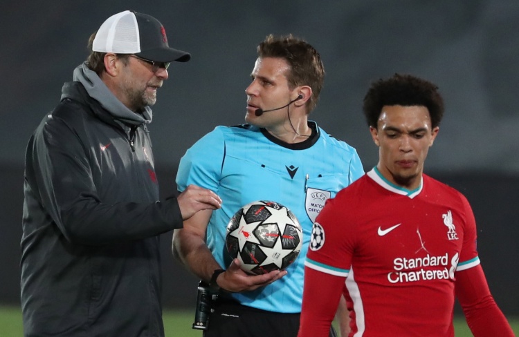 东西部得分王各砍10分，詹姆斯贡献劈扣，两队首节战平