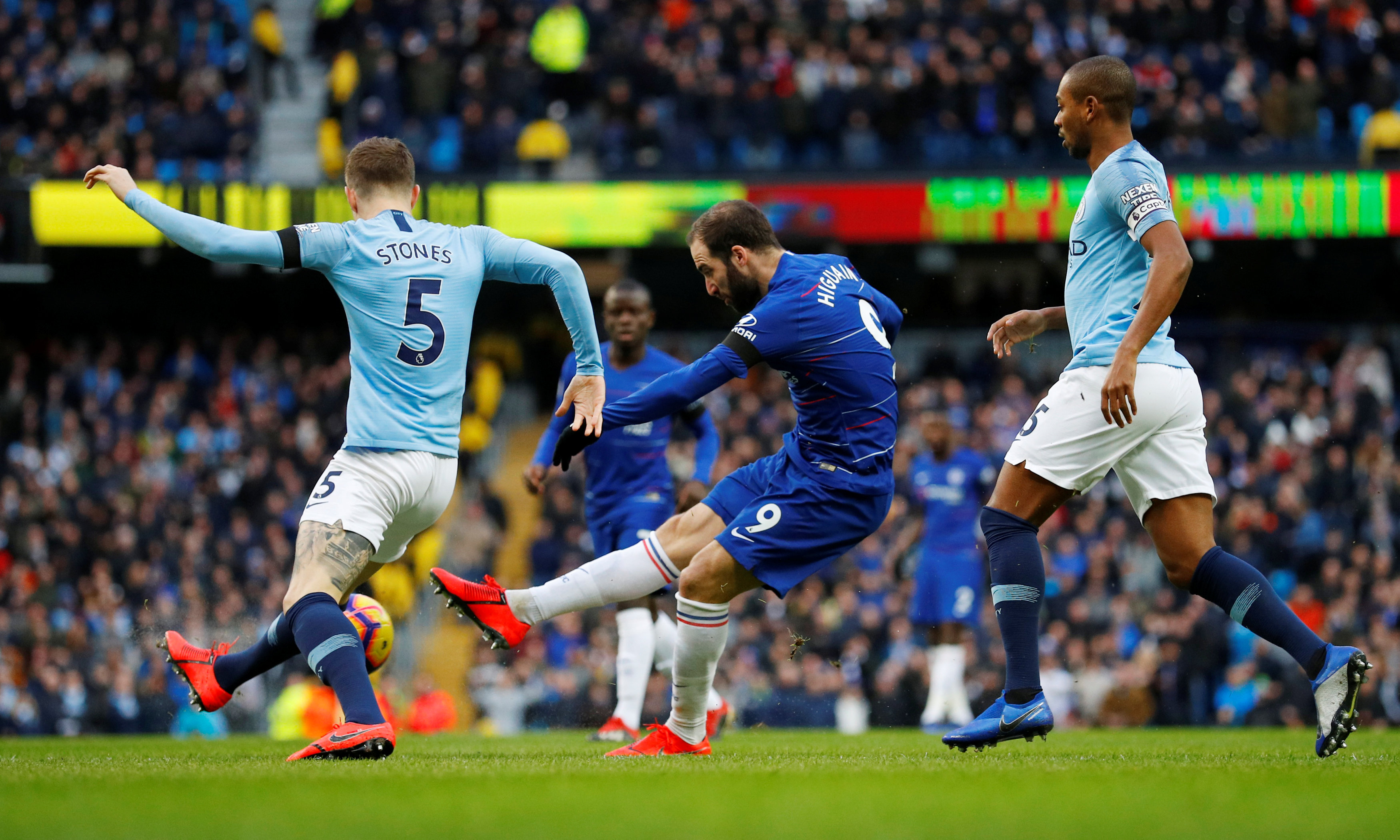 杨瀚森NBA生涯首次首发，被打到面部痛苦倒地，裁判未及时吹停比赛引争议