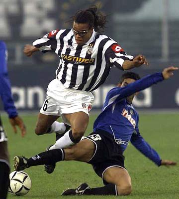 梅州客家因财务危机降级，未能延续奇迹，暴露中国足球现实困境。