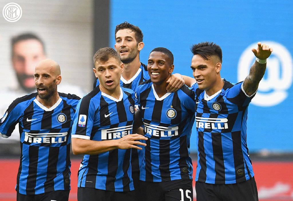 说啥了？詹姆斯把独行侠替补席逗得笑翻天