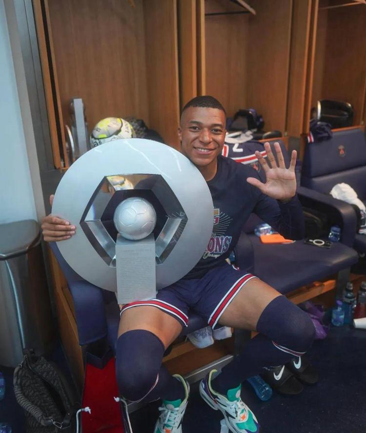 网球ATP年终总决赛：奥热-阿利亚西姆胜兹韦列夫